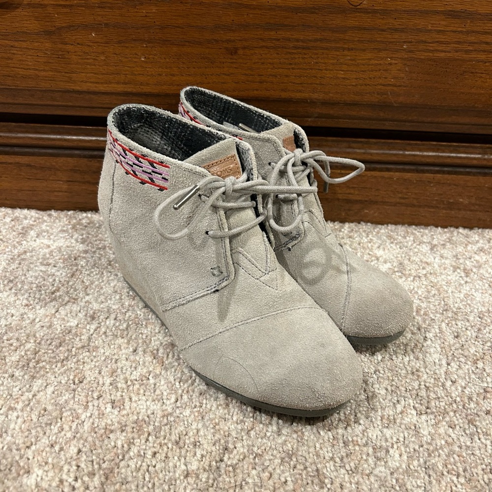 Tom’s Wedge Bootie with Embroidery Detail size 7.5